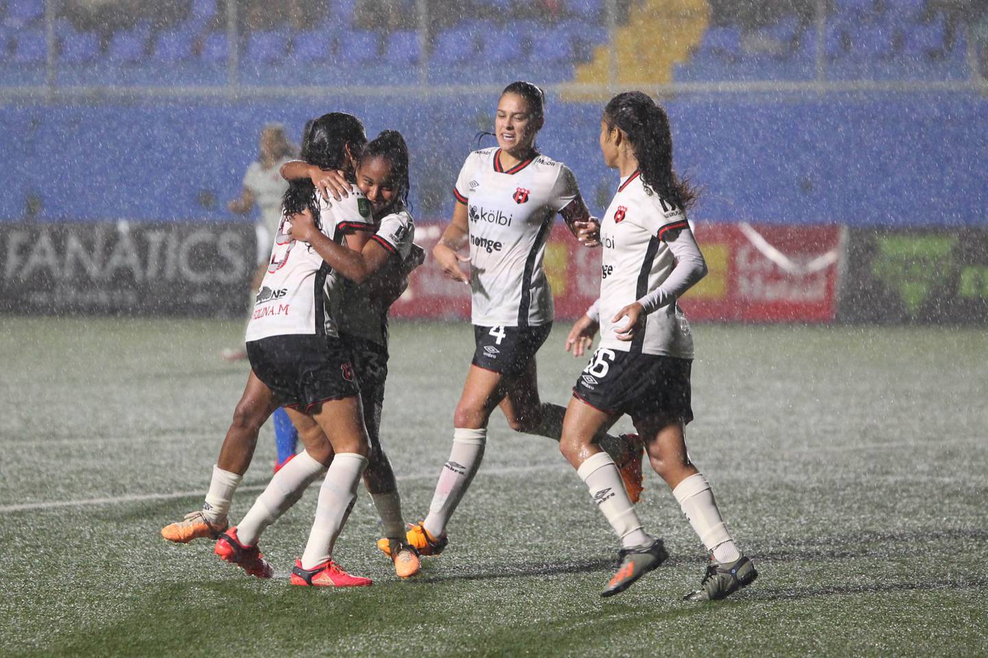 El equipo de fútbol femenino de Alajuelense seguirá jugando sus partidos de visita con camisa blanca y la pantaloneta negra.