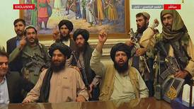 Talibanes conmemoran su primer año turbulento en el poder en Afganistán