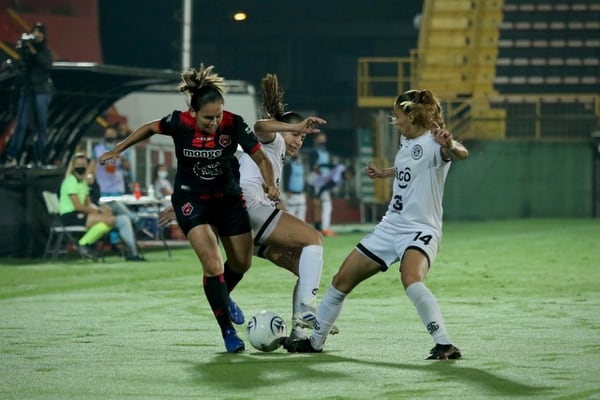 Raquel Rodríguez marcó dos goles ante Sporting FC. Fotografía: Prensa LDA