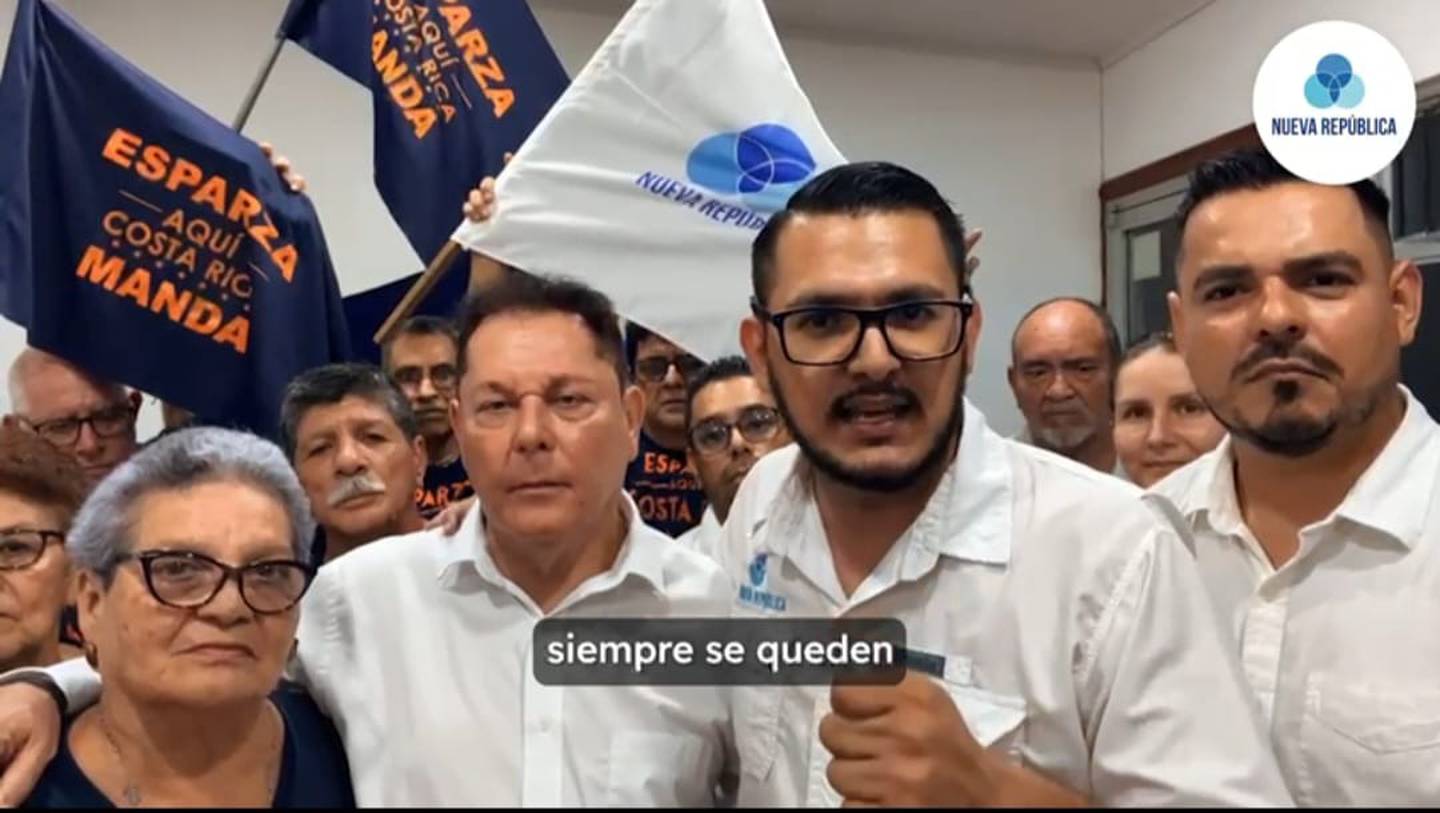 Los diputados Alexander Barrantes (oficialismo) y David Segura (PNR), anunciaron este domingo el acuerdo para impulsar la candidatura a la alcaldía del fabricista Juan Carlos Zeledón Maffio (der.), en Esparza, luego de que el TSE denegara inscripción de ACRM.