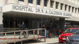 Acompañantes de pacientes se aglomeran fuera del Calderón Guardia sin mascarillas ni distanciamiento