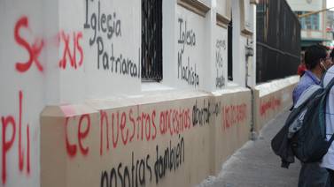 Iglesias de La Merced, La Soledad y Barrio Luján aparecieron pintadas con grafitis de género