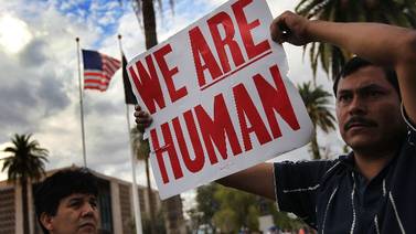 Polémica ley en Arizona amenaza con convulsionar debate migratorio