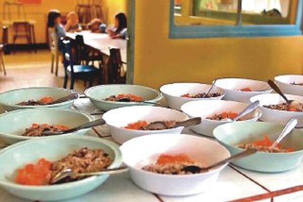 La comida que los niños reciben en el comedor en muchos casos en la única que reciben en todo el día.
