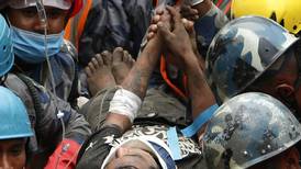 Dos  rescatados vivos  bajo escombros en  Nepal