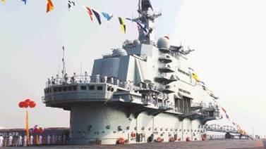China refuerza poderío en el mar con un portaaviones
