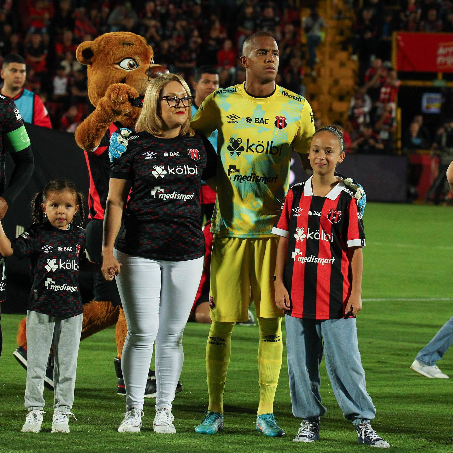 Ana Ajú acompañó a su hijo Miguel Andrés Ajú, quien fue titular en el partido entre Alajuelense y San Carlos.