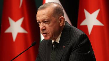 Presidente de Turquía enfrenta un futuro incierto ante reñidas elecciones