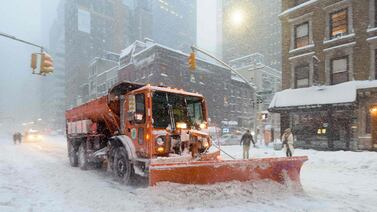 Tras mortal tormenta 'Snowzilla', operaciones de limpieza empiezan en EE. UU.