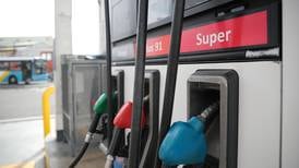 ¿Qué es mejor: comprar la gasolina por litros o por colones?