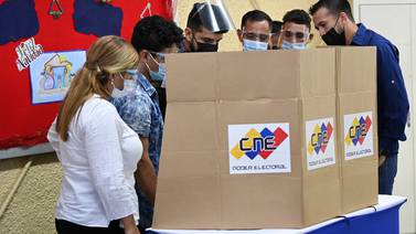 Venezuela espera resultados de comicios regionales con críticas por demora en cierre de centros