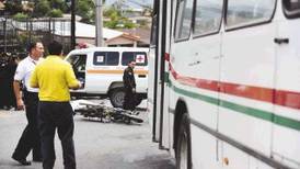 Moto derrapa y joven muere al chocar con bus