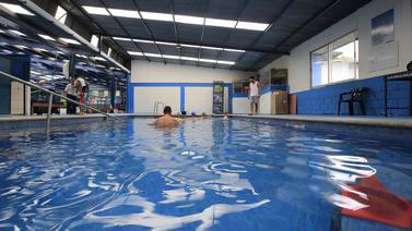Academias de natación piden reapertura: ‘el agua de piscina bien tratada mata los virus’ 