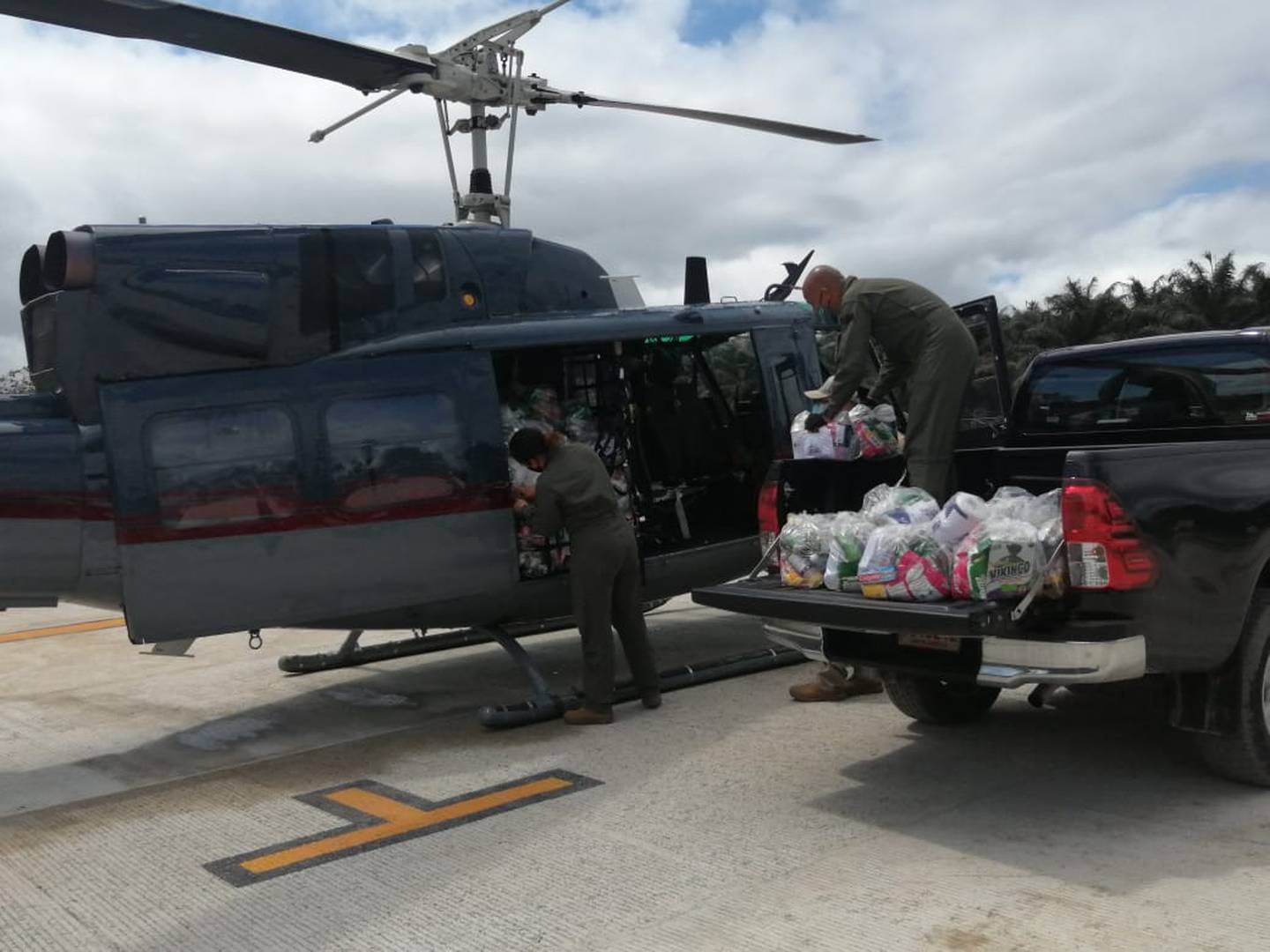Los helicópteros de Estados Unidos usados en la lucha conjunta antidrogas, facilitaron el puente aérea para llevar diarios a familias que tenían hasta seis días incomunicadas. Foto: Cortesía CNE.