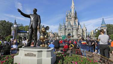 Gobernador de Florida firma ley para retomar control de zona gestionada por Disney en Orlando