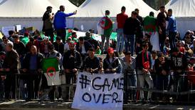 Estudiantes argelinos protestan en las calles y aseguran que anuncio del presidente es una ‘artimaña’
