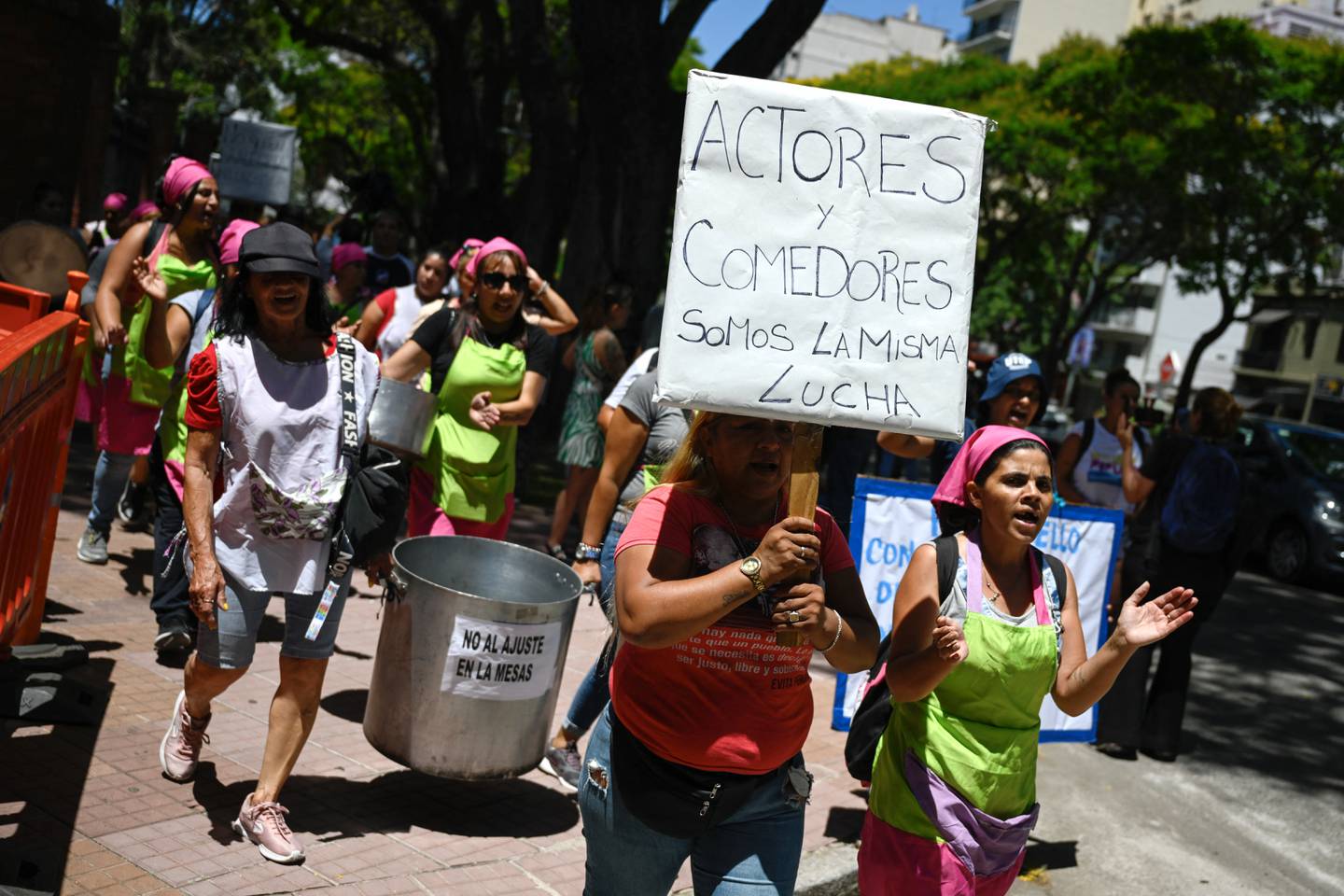 Mujeres de organizaciones sociales realizan una manifestación contra el mega decreto y las medidas económicas del gobierno del presidente Javier Milei frente a la Residencia Presidencial de Olivos.