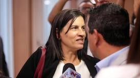 Marta Esquivel atendió llamado de diputados y habló con la prensa en pasillos
