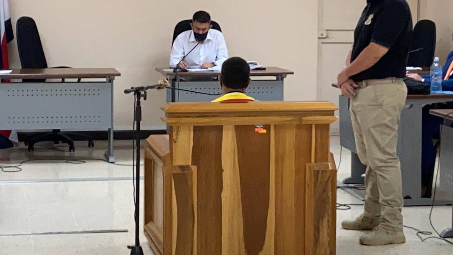 Rodrigo Salas Rojas, juez, escuchó la aceptación de los cargos de ambos imputados y minutos después dictó la sentencia condenatoria. Foto: Andrés Garita.