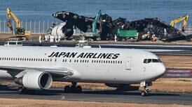 Comienza remoción de restos de avión siniestrado en aeropuerto de Japón