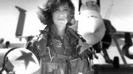 Tammie Jo Shults, la heroína del vuelo de Southwest que no podía ser piloto por ser mujer pero salvó decenas de vidas