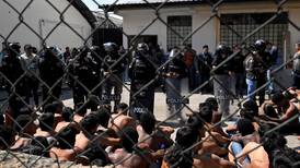 Fuerzas armadas de Ecuador intentan retomar el control de las cárceles tras liberación de rehenes