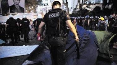 Policía de Turquía desaloja  plaza en Estambul