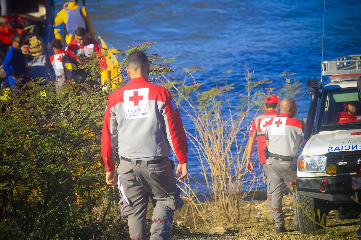 Cruz Roja inició el rastreo de dos cuerpos la tarde del viernes, luego de que volcara un bote con tres ocupantes.