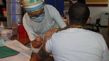 Cuatro hospitales más inician vacunación contra covid-19: funcionarios en primera línea tienen prioridad