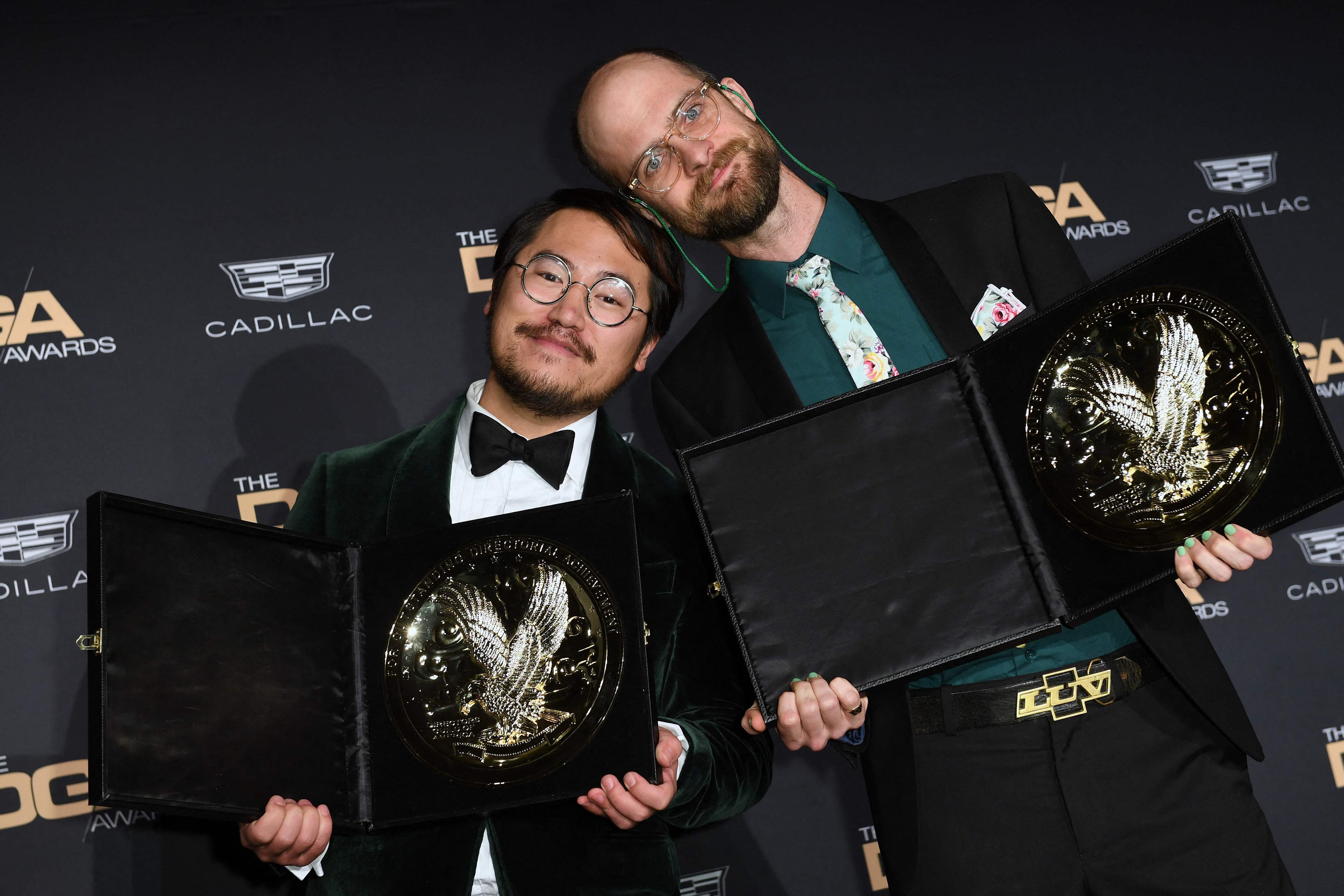 Los directores estadounidenses Daniel Kwan y Daniel Scheinert posan con sus premios en la gala, que se realizó en Beverly Hills, California.