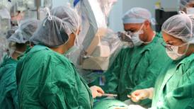 Errores en cirugías estéticas en clínicas privadas ponen a correr a hospitales de Caja