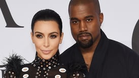 Kanye West dice que recuperará a Kim Kardashian, mientras ella se pasea con su nuevo amor 