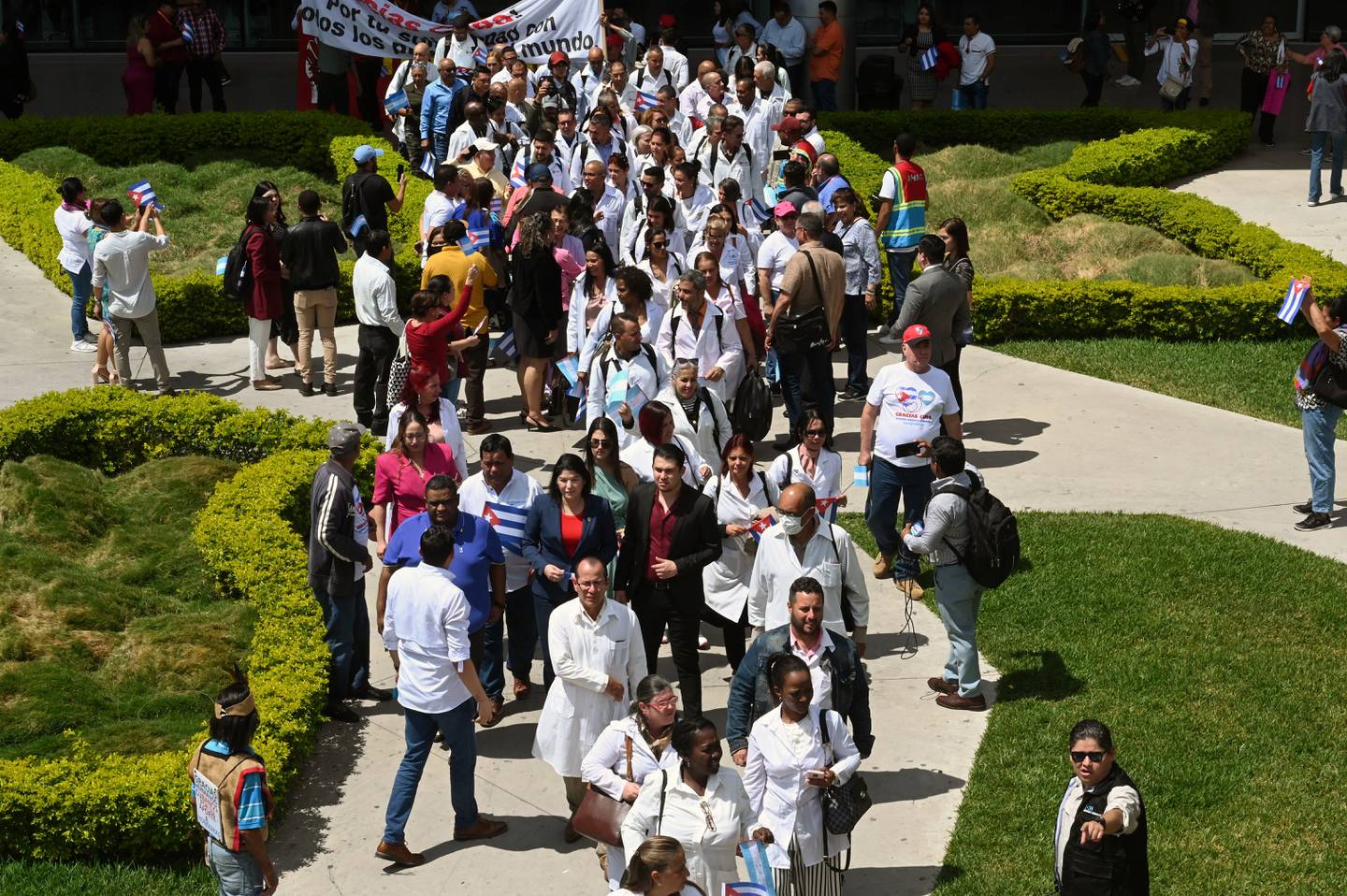Médicos cubanos caminan hacia un autobús a su llegada al Aeropuerto Internacional de Palmerola, a 50 kilómetros al norte de Tegucigalpa.
