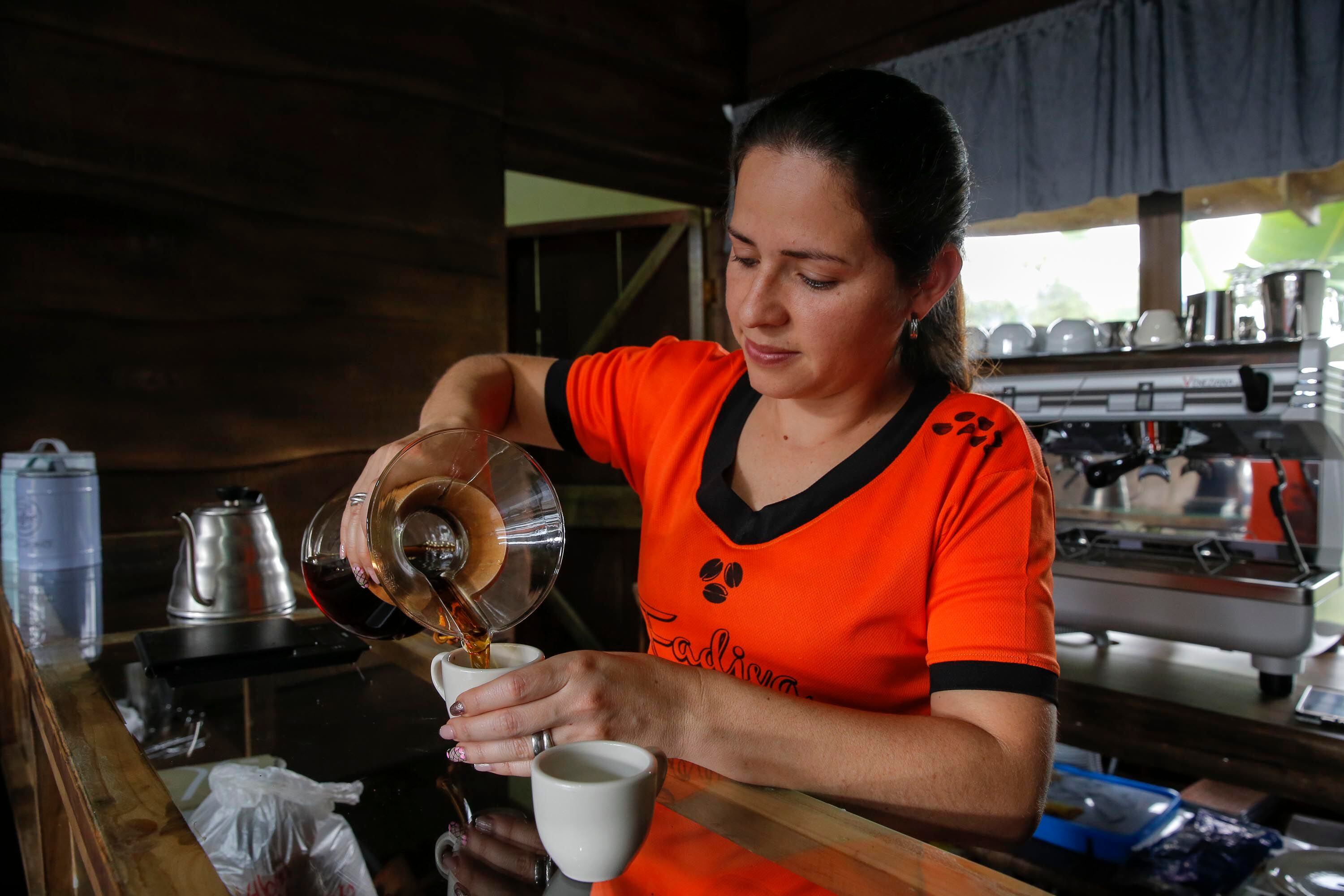 Productores de café en Costa Rica reconocen que los consumidores están cada vez más educados en cuanto a maneras de preparar la bebida. En la imagen, Angie Abarca preparaba una taza con el método Chemex, en la cafetería Fadiva, ubicada en San Lorenzo de Tarrazú.