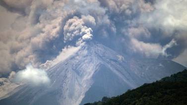 Evacuan a 33.000 guatemaltecos  por erupciones del volcán de Fuego