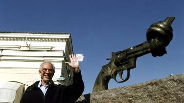 Fallece Carl Fredrik Reuterswärd, creador del revólver con el cañón anudado