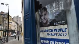 Macron y Le Pen son favoritos en Francia, pero  indecisos podrían decidir contienda
