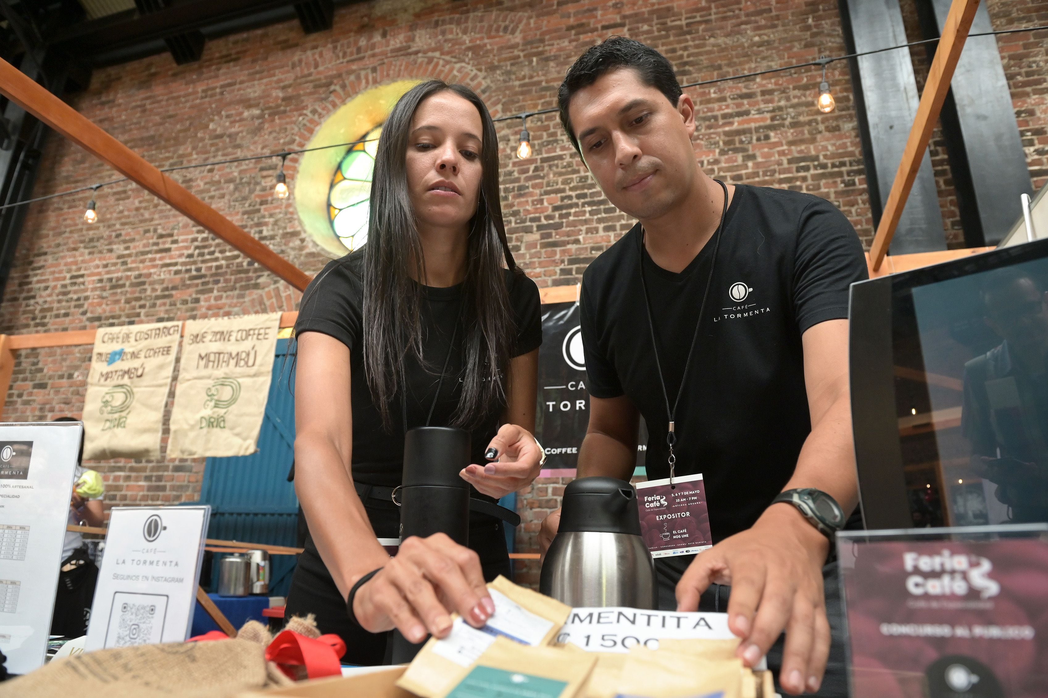  Patricia Mora y Pablo Sánchez, propietarios de Café La Tormenta, iniciaron hace año y medio el procesamiento de variedades de café de especialidades, actualmente comercializan 14 tipos del producto. Ambos participaron en la Feria del Café que se desarrolló a inicios de mayo en el edificio de la Antigua Aduana.