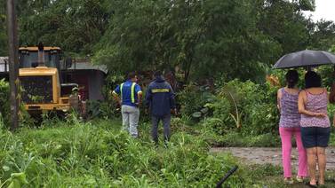 Árbol derribado por fuertes vientos cae sobre vivienda y mata a mujer en Sarapiquí
