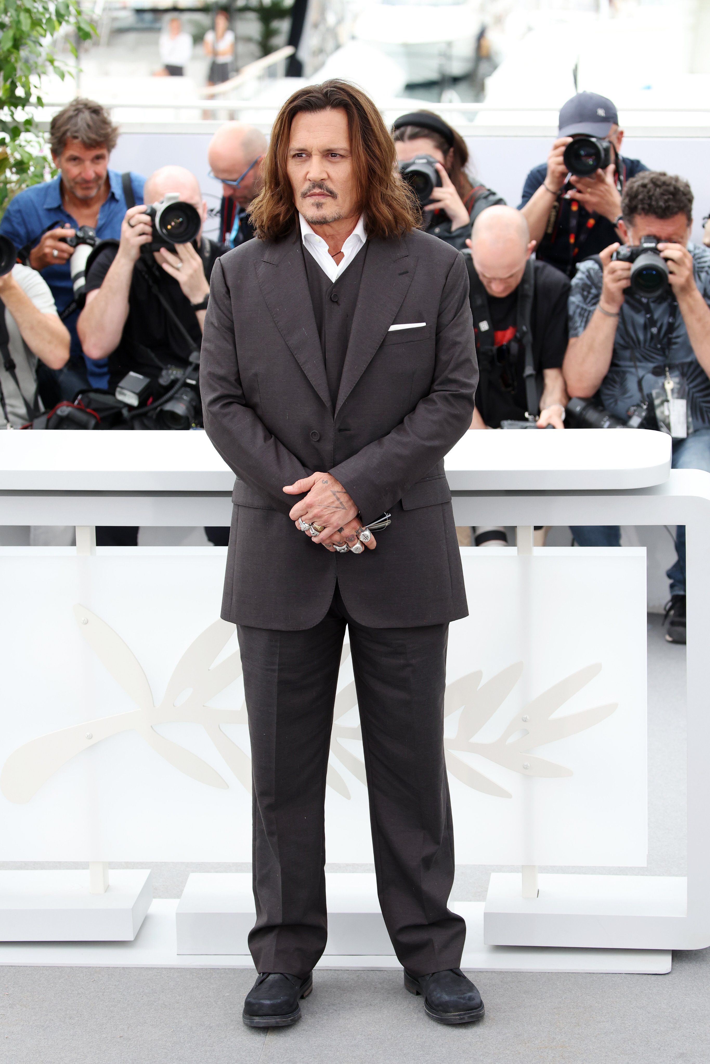Johnny Depp, después del torbellino mediático que tuvo contra Amber Heard, volvió a las grandes alfombras rojas. Encarna a Luis XV en 'Jeanne Du Barry'. Foto: Twitter