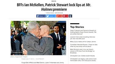 Actores Ian McKellen y Patrick Stewart se funden en un apasionante beso