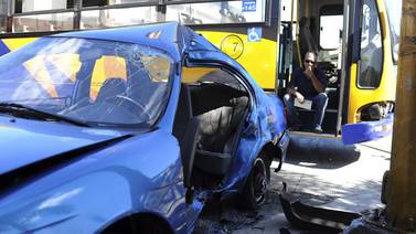 Autobús choca contra vehículo en San José 