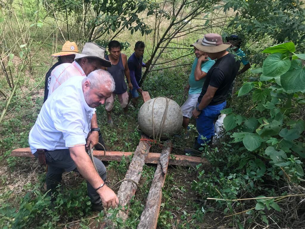 La comunidad ayudó a los arqueólogos a transportar la esfera desde donde estaba sin dañarla.

Fotografía: MNCR