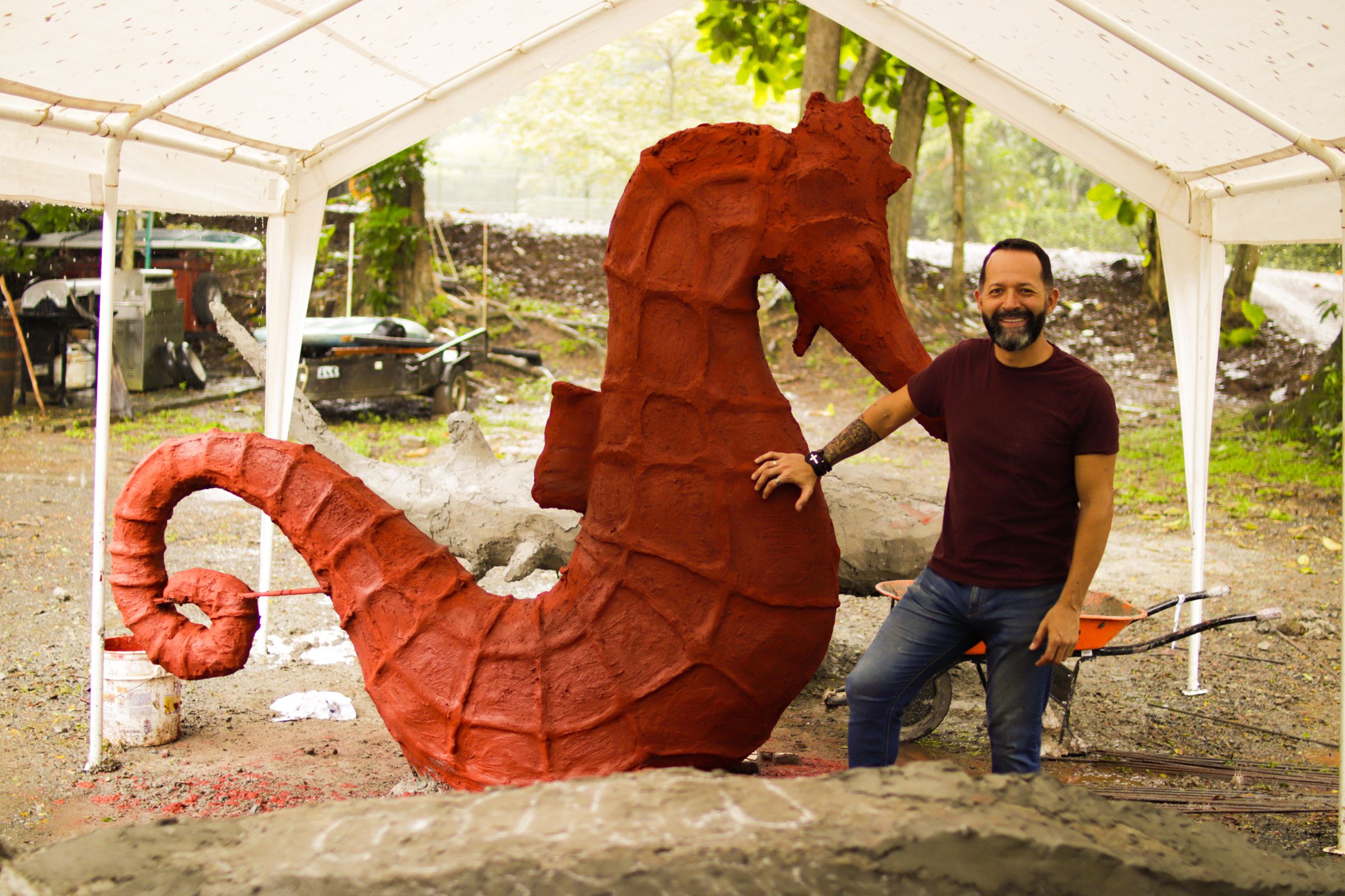 César Vargas, líder del proyecto del museo subacuático, posa junto a una de las esculturas antes de ser llevadas al mar. Foto: Cortesía