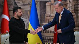 Turquía ofrece acoger negociación de paz entre Rusia y Ucrania