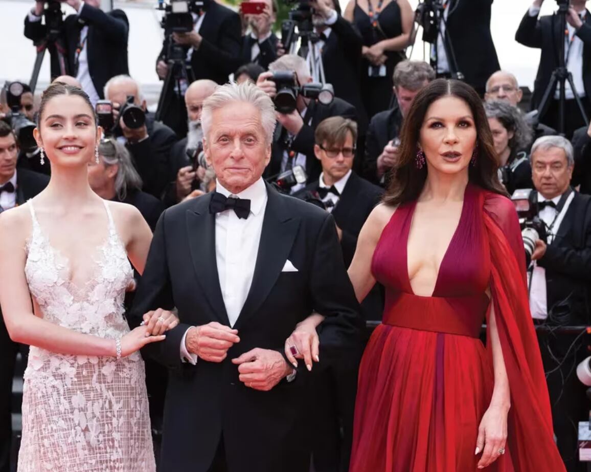 Carys Zeta Douglas junto a sus padres, Michael Douglas y Catherine Zeta-Jones en la ceremonia de apertura del festival de Cannes. 
