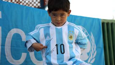 Niño afgano que se 'vestía' de Messi con bolsa plástica recibe dos camisetas de su ídolo