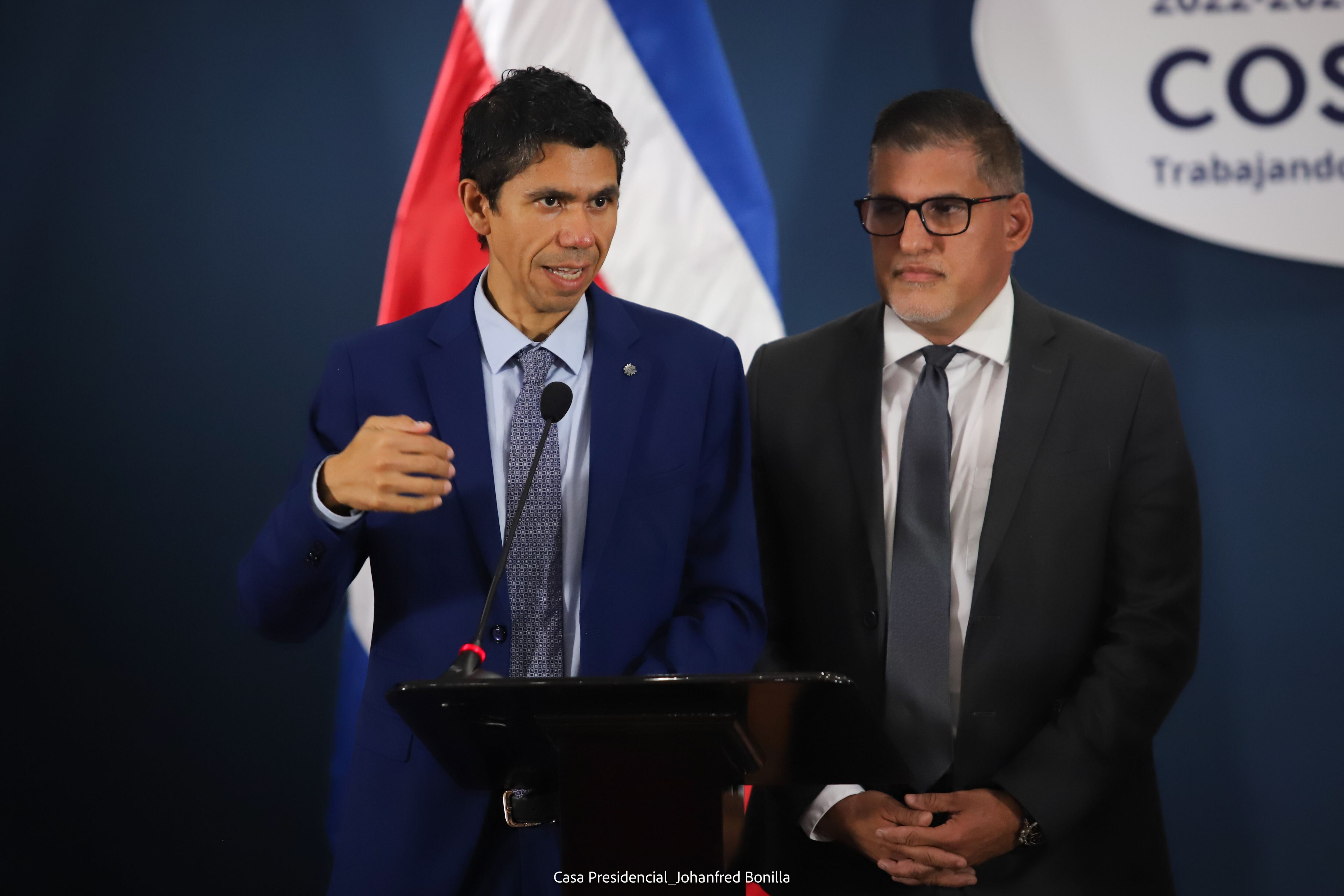 En la imagen, el exministro del MOPT, Luis Amador, y su sucesor, Mauricio Batalla. Foto: Cortesía