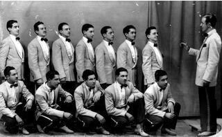 Esta es una de las primeras fotos de la orquesta.  En la fila superior destacan, entre otros, varios de los hermanos Barahona Gómez.  Dirigiéndolos está Lubín Barahona.