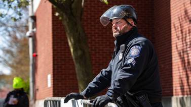 Policía detiene a 100 manifestantes propalestinos en universidad de Boston, EE. UU.   